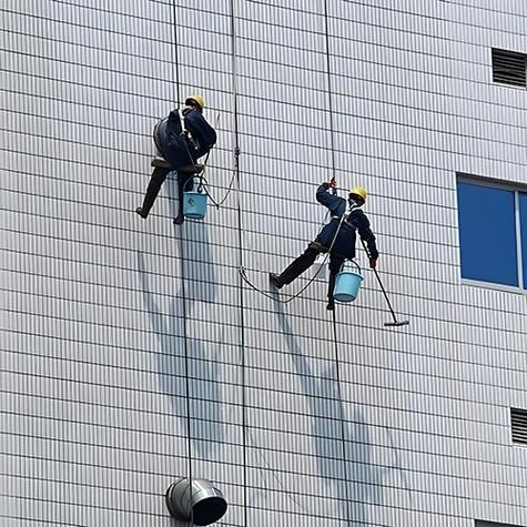 大型厂房外墙高空清洗 除污渍、去青苔、翻新养护全方案